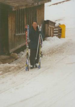 Frau mit Ski